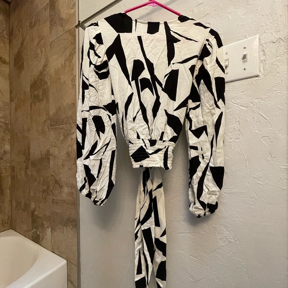 Express Wrap Front Balloon Sleeve Tie Top - Picture 3 of 6